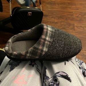 i am selling slippers they are very comfortable and nice to wear around the h